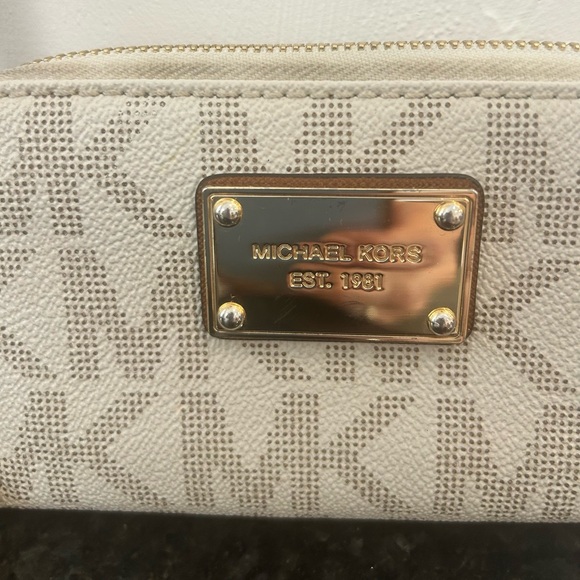 Michael Kors Cream Signature Wristlet Wallet - Picture 4 of 9